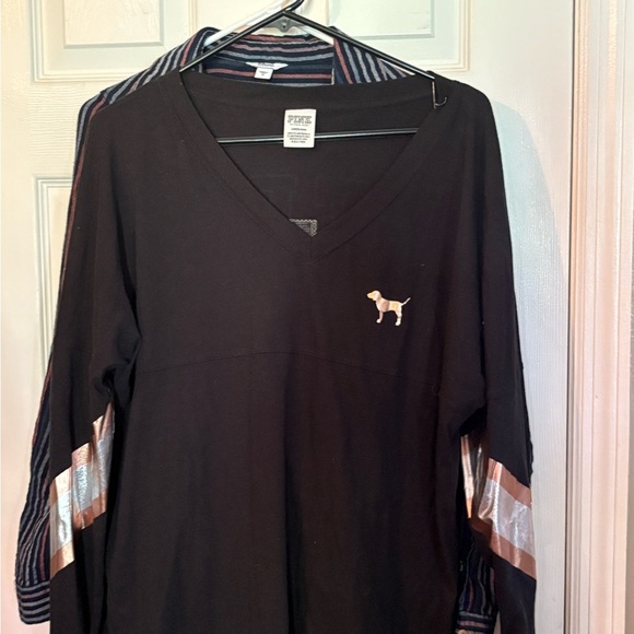 Black V-Neck Long Sleeve Top with Dog‎ Logo - Picture 1 of 3